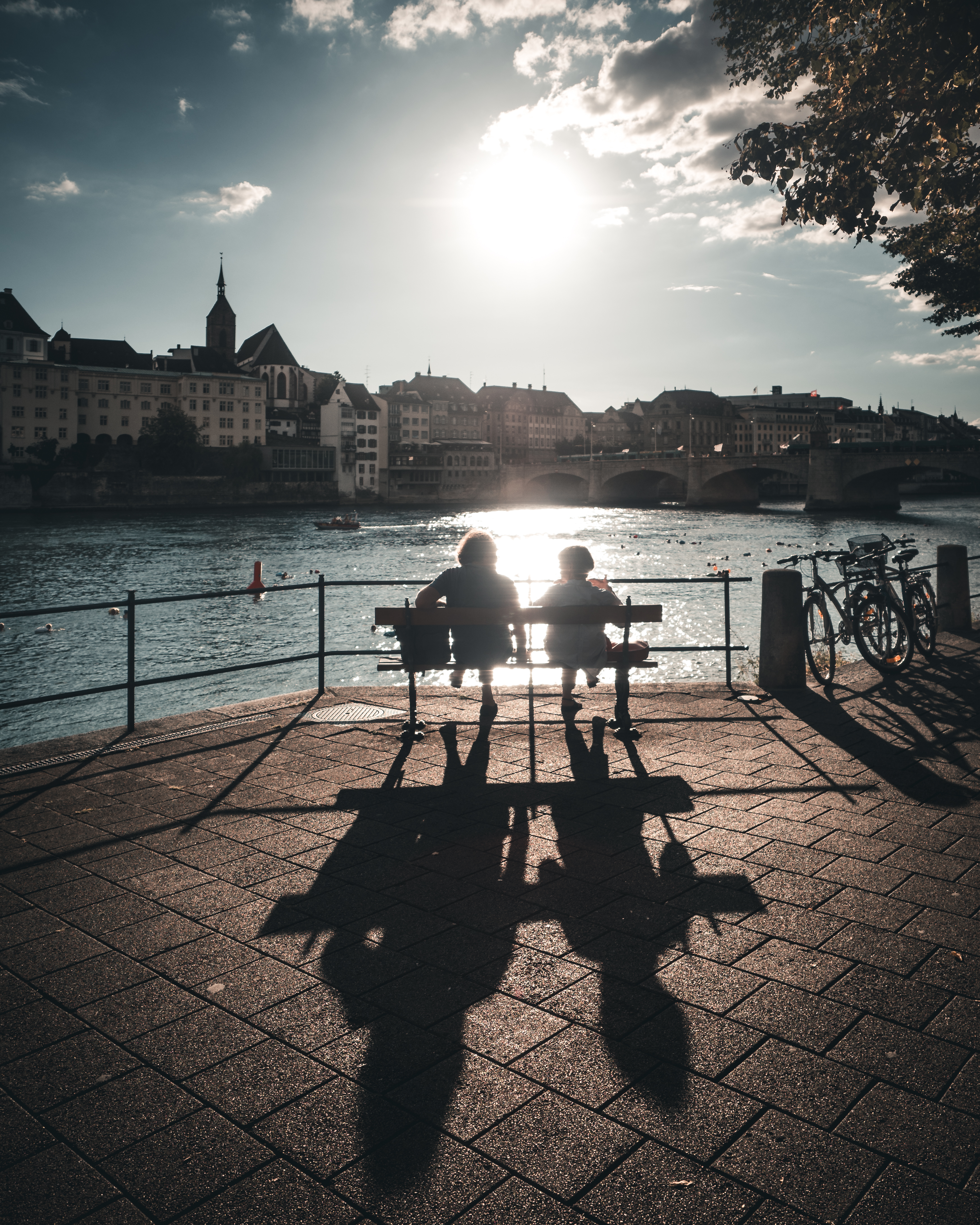 Basel Paar am Rhein bei Sonnenuntergang