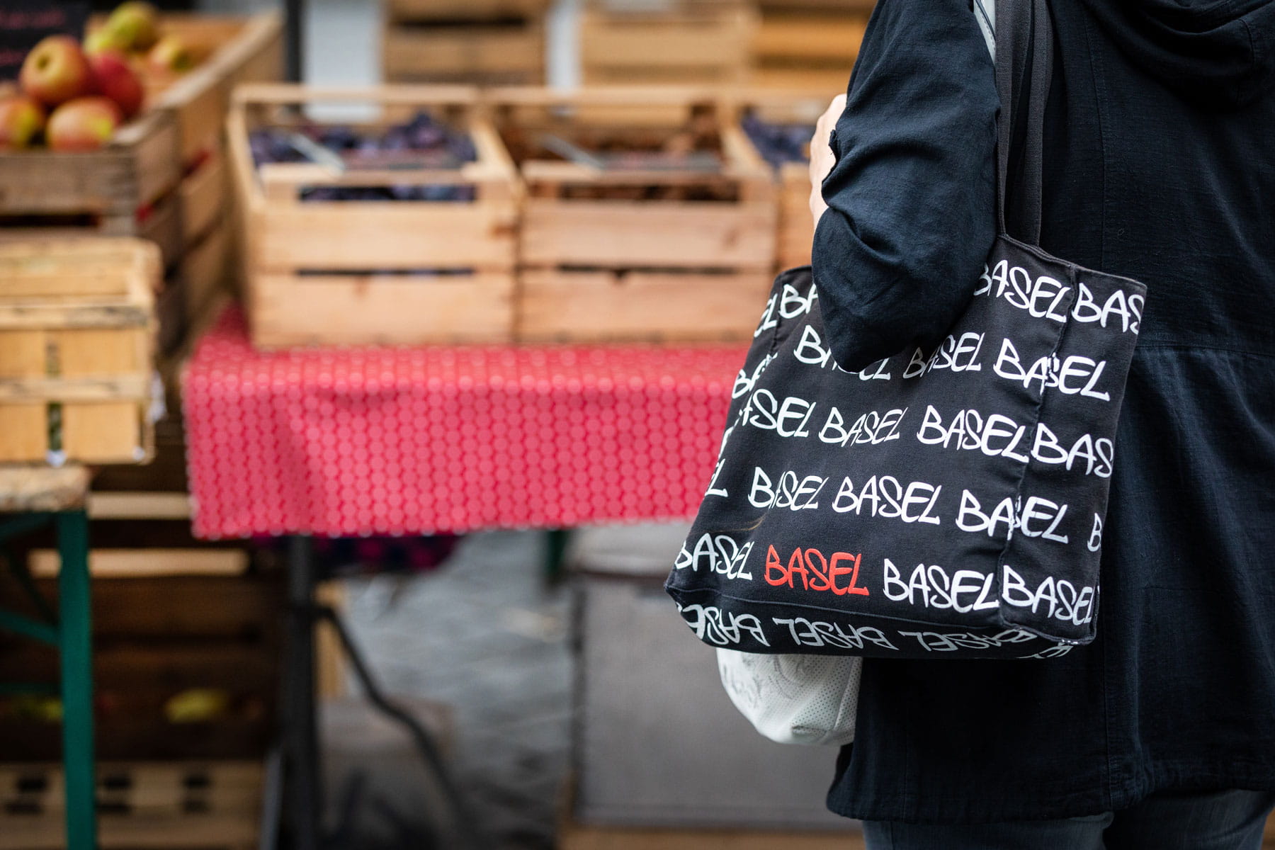 Basel am Markt mit Tasche