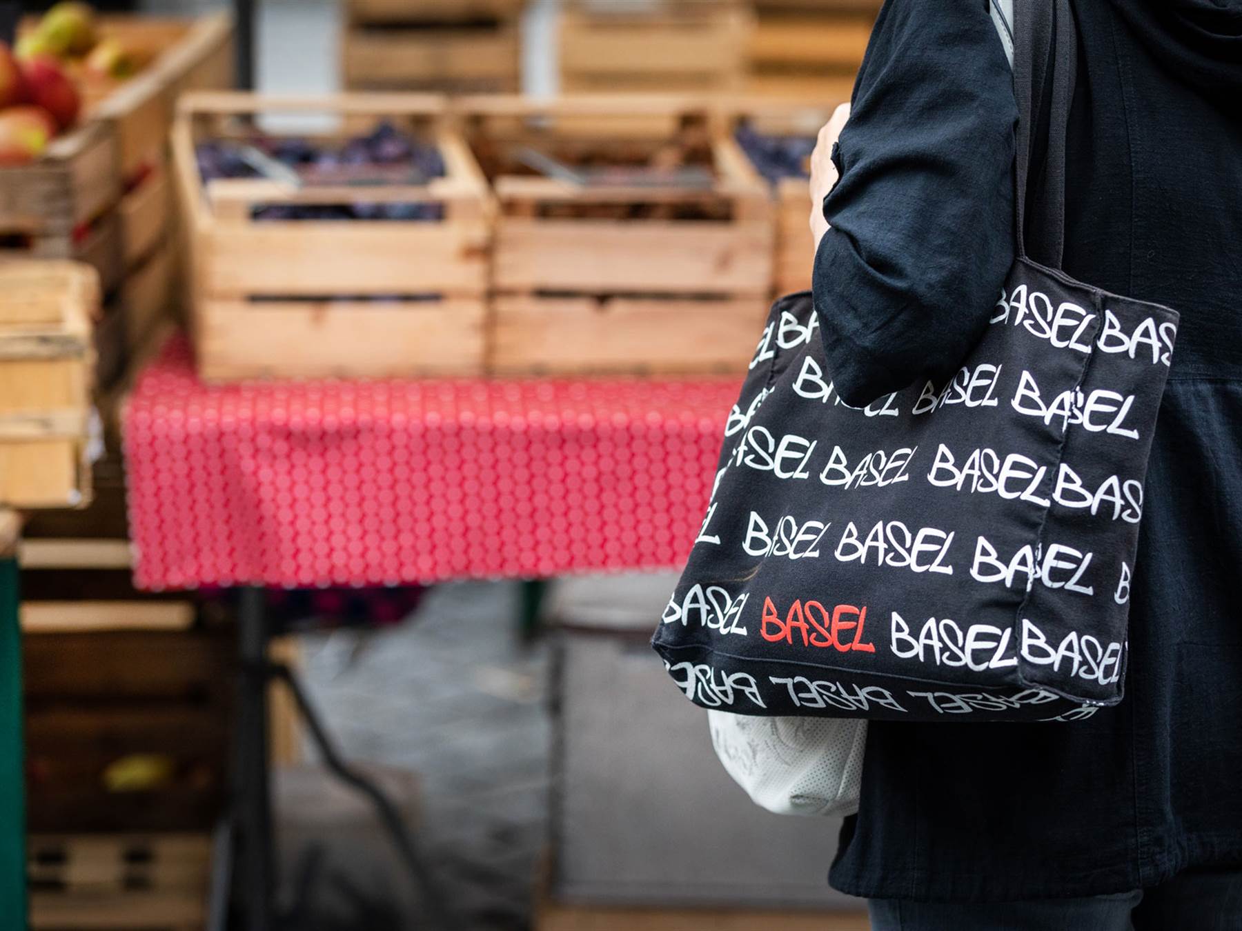 Basel am Markt mit Tasche
