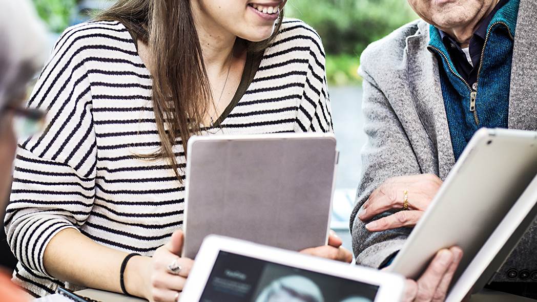 Jugendliche und Senior im Digitalcafe