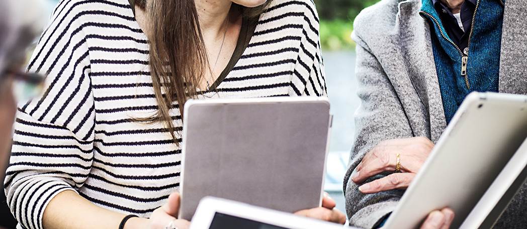 Jugendliche und Senior im Digitalcafe