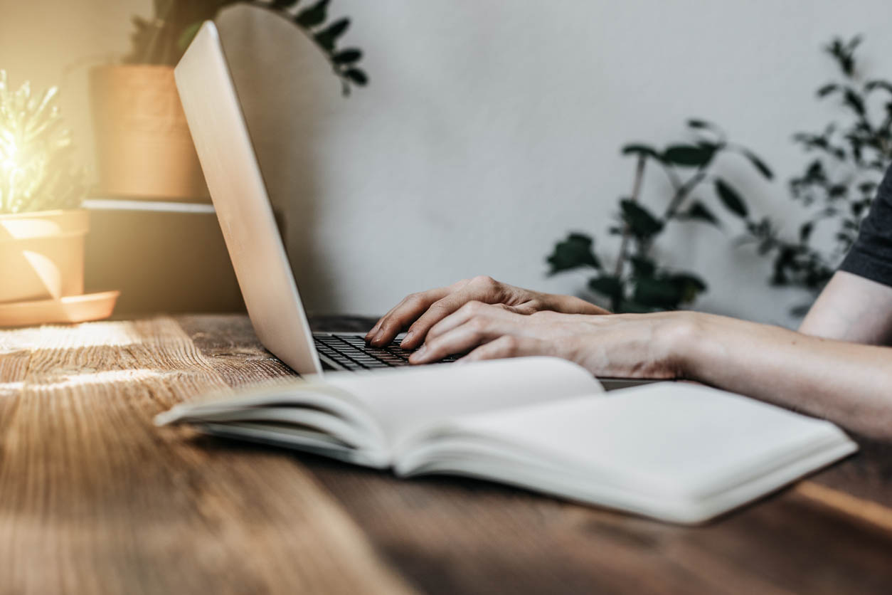 Buch und Laptop
