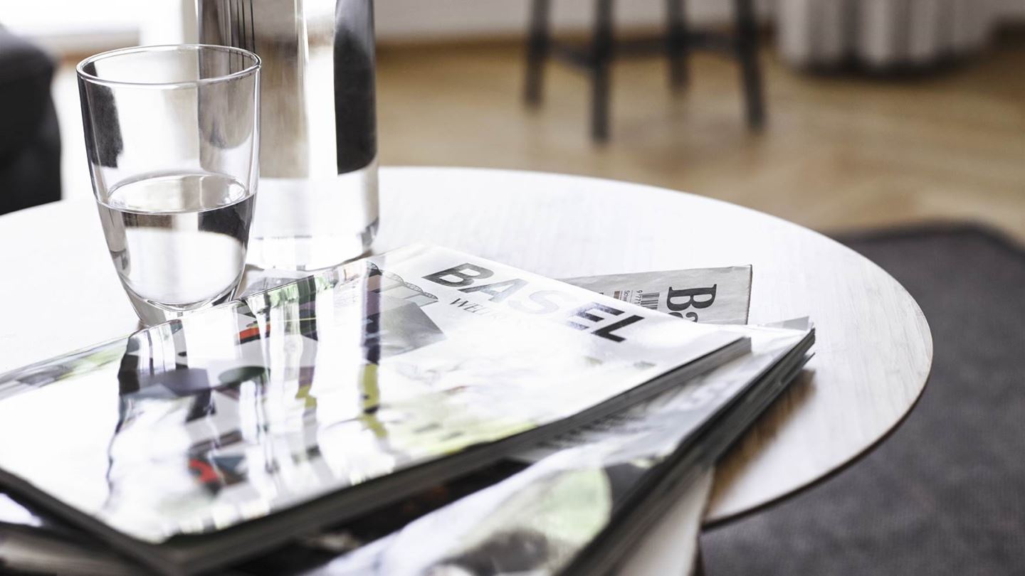Ein Glas Wasser und Zeitschriften von Basel