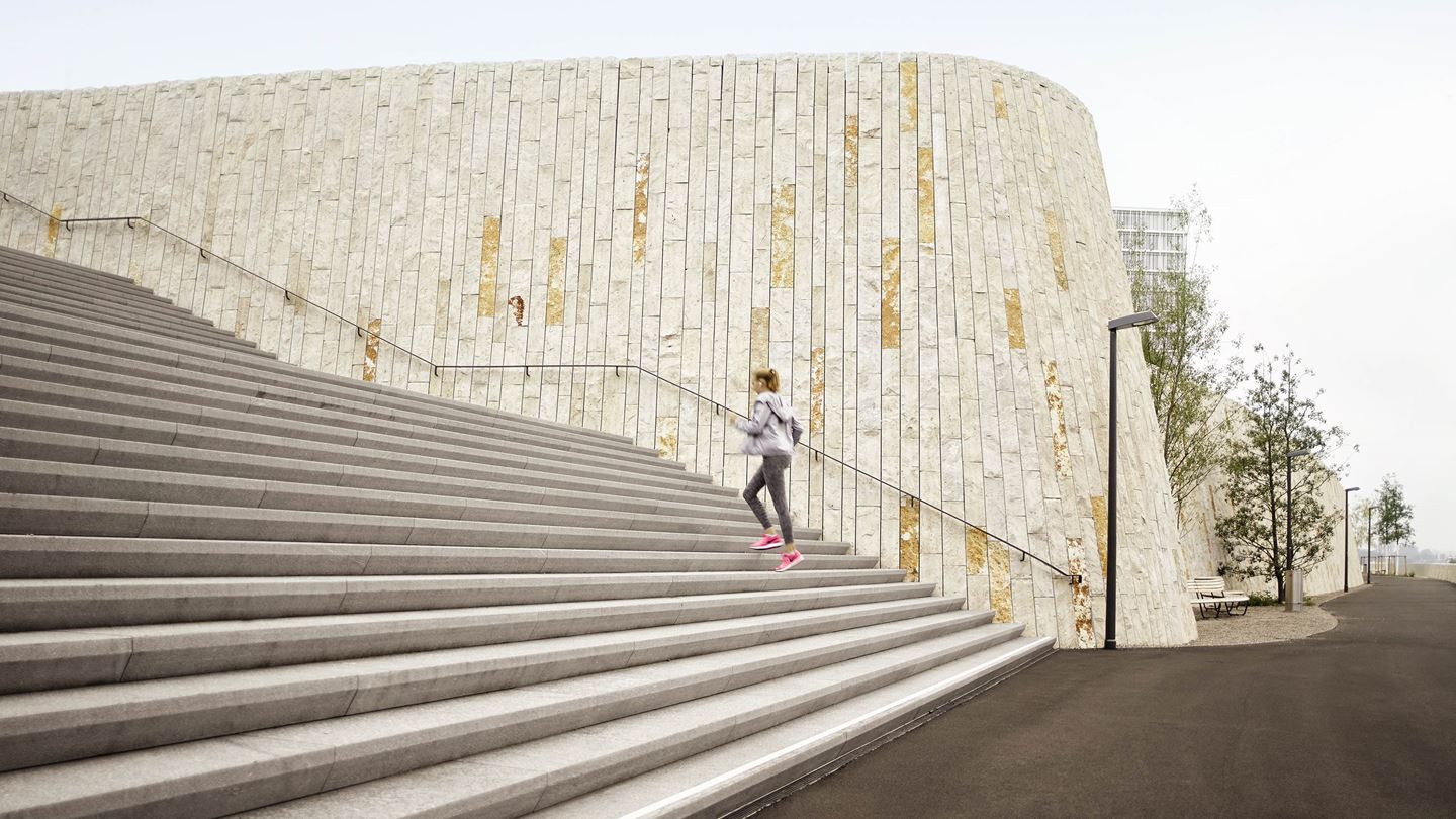 Joggerin auf Treppe
