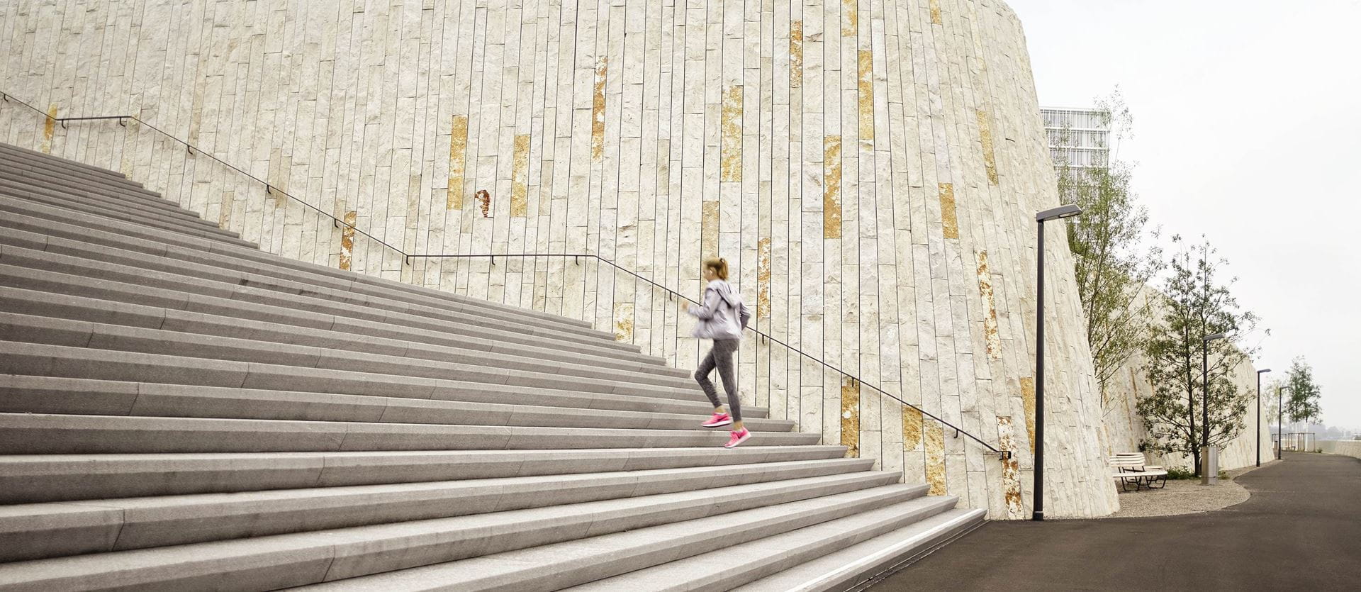 Joggerin auf Treppe