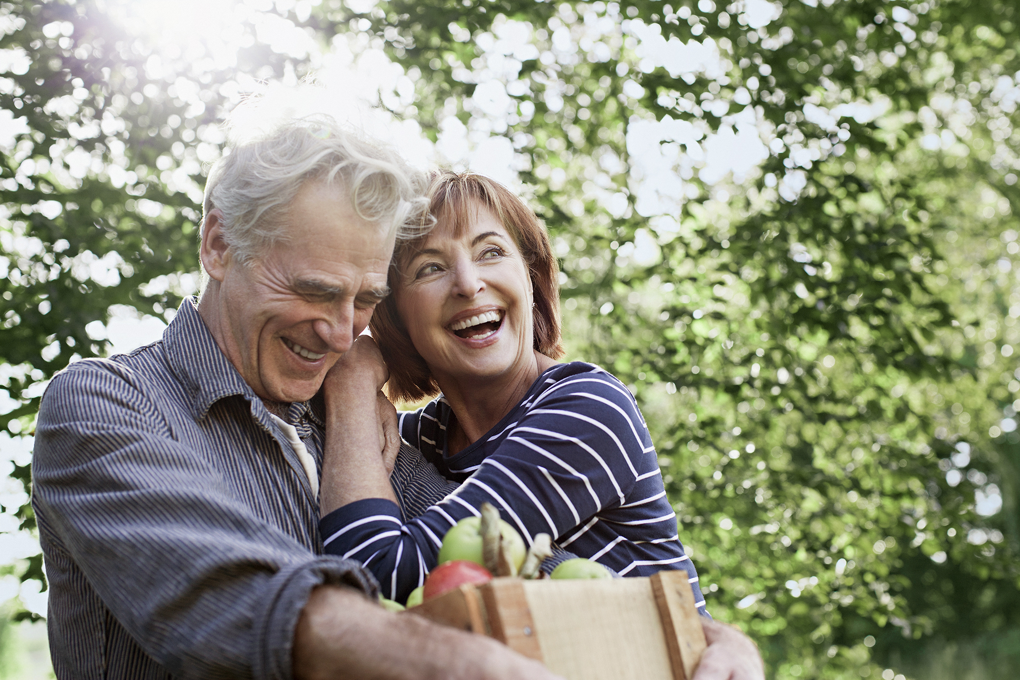 Seniorenpaar zusammen glücklich in der Natur