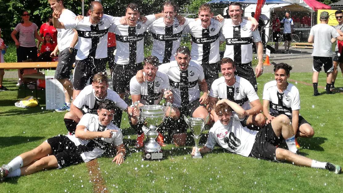 BKB Mannschaft mit Trophäe