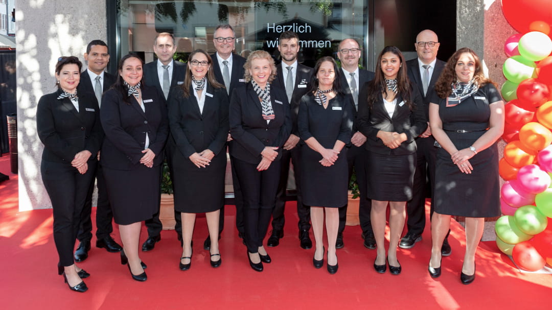 Eröffnung Filiale Riehen-Dorf - Team auf rotem Teppich