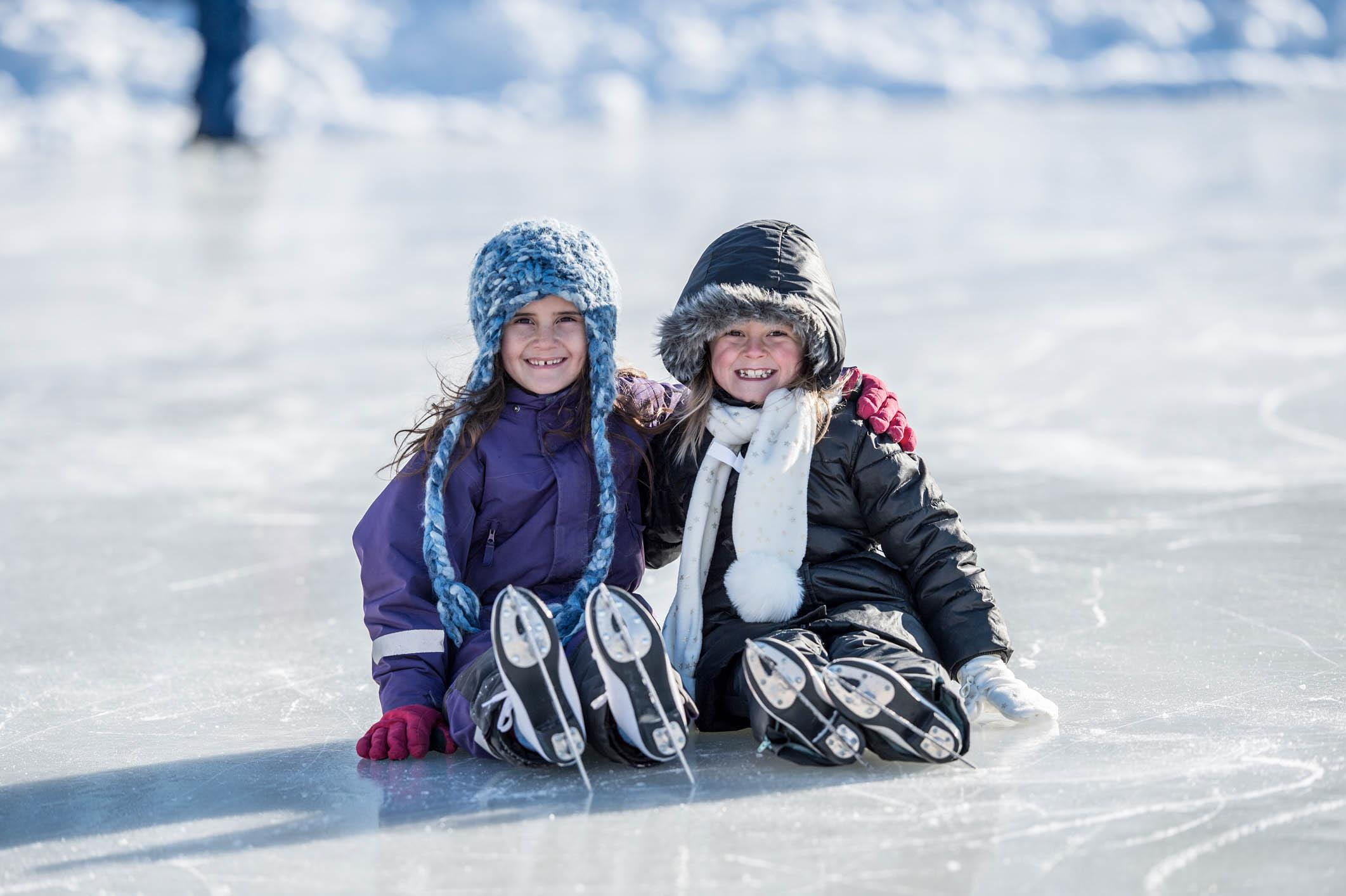 Kinder beim Schlittschuhlaufen auf dem Eis