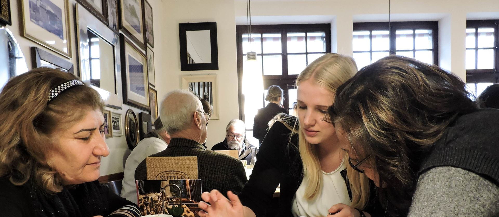 Lernende und Seniorinnen