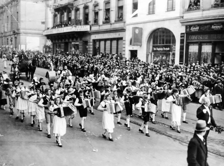 Mitglieder einer Handorgel-Formation auf dem Cortäge. Um 1935