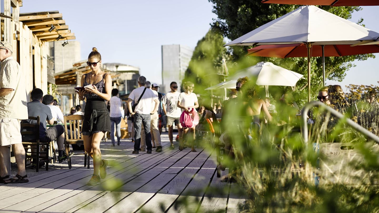 Junge Frau im Sommer in Basel am Rhein