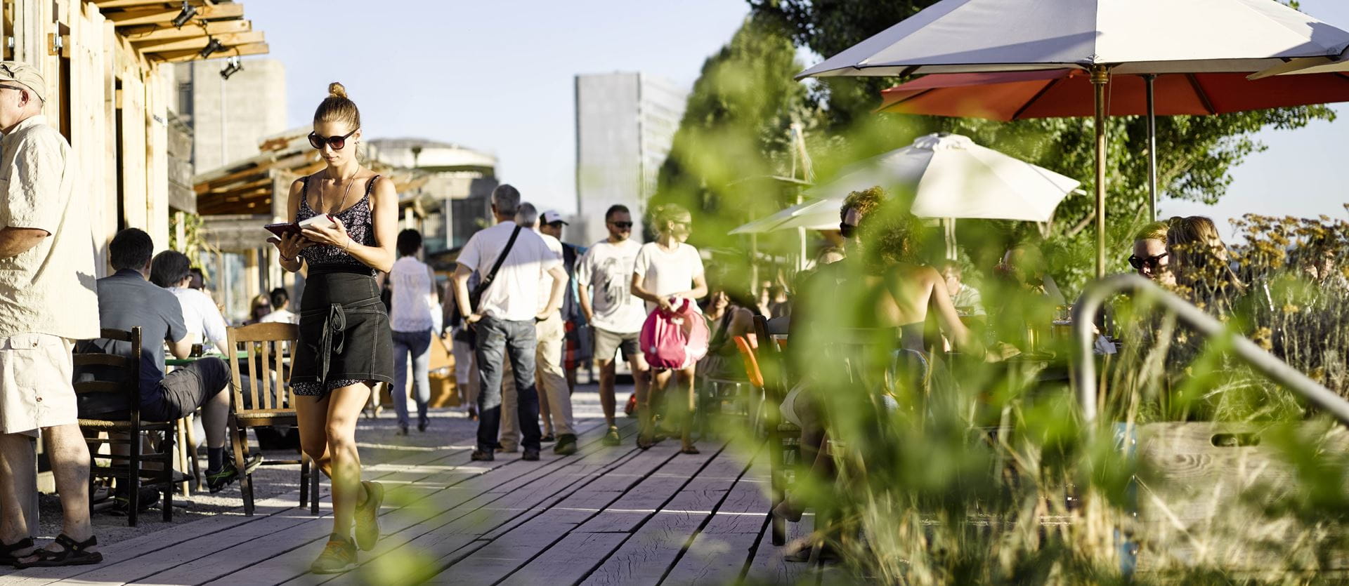 Junge Frau im Sommer in Basel am Rhein